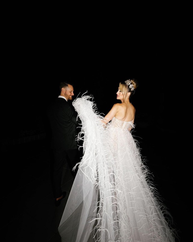 Bộ váy cưới mơ ước dành tặng cô dâu Xuân Hè 2022 từ nhà mốt Viktor & Rolf