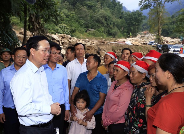 Chủ tịch nước Võ Văn Thưởng thăm, tặng quà các gia đình thiệt hại sau lũquéttạiLào Cai - Ảnh 5.