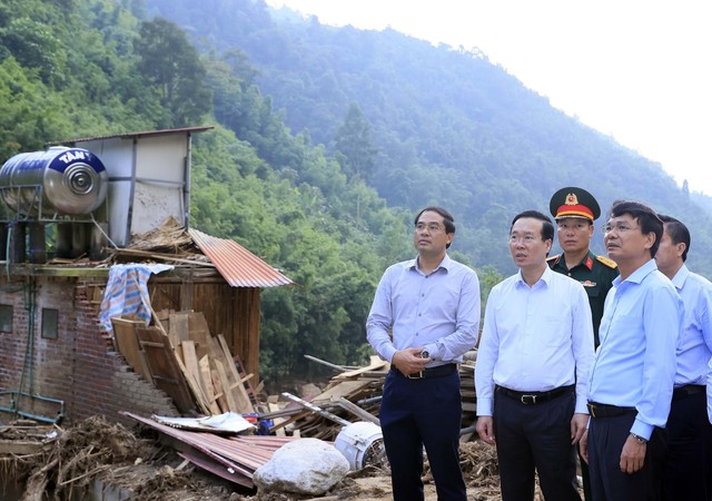 Chủ tịch nước Võ Văn Thưởng thăm, tặng quà các gia đình thiệt hại sau lũquéttạiLào Cai - Ảnh 4.