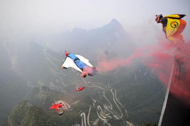 Người chơi wingsuit flying bị cánh máy bay cắt đứt đầu - Ảnh 1.