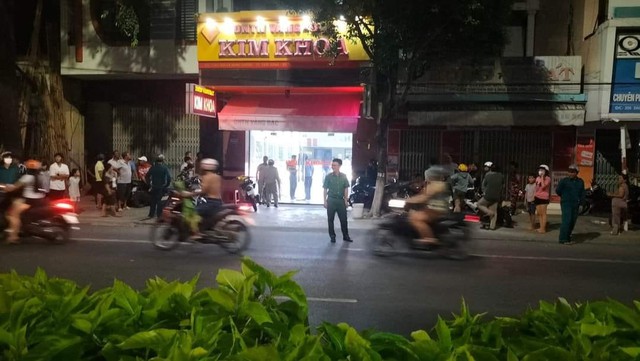 Khánh Hòa: Đôi nam nữ nổ súng cướp tiệm vàng tại TP.Cam Ranh - Ảnh 2.