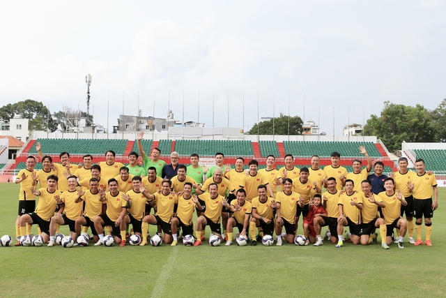 HLV Calisto rạng rỡ, thế hệ vàng bóng đá Việt Nam hội ngộ ở sân Thống Nhất - Ảnh 6.