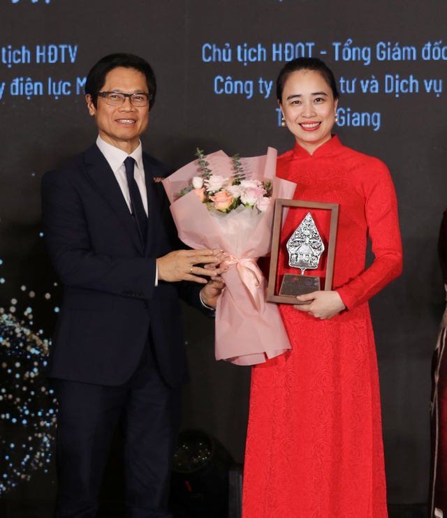 Ông Vũ Tiến Lộc, Chủ tịch Trung tâm trọng tài quốc tế Việt Nam trao kỷ niệm chương và tặng hoa chúc mừng bà Đỗ Nguyệt Ánh