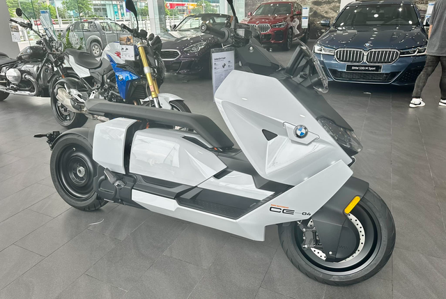 Xe máy điện BMW CE04 tại Việt Nam có giá lên tới 550 triệu đồng