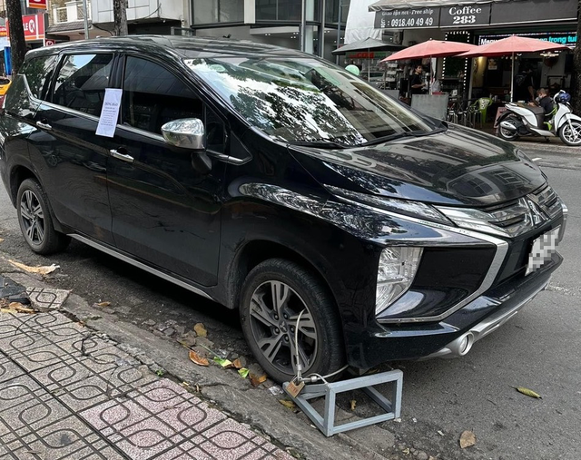 Trật tự đô thị có được khóa bánh xe xử lý vi phạm dừng, đỗ? - Ảnh 2. Trật tự đô thị có được khóa bánh xe xử lý vi phạm dừng, đỗ? - Ảnh 2.