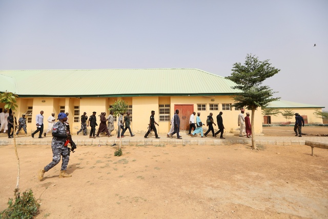 Nhóm vũ trang bắt cóc 35 người tại trường học Nigeria - Ảnh 1.