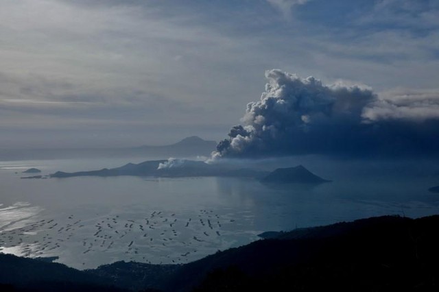 Khói bụi núi lửa tràn vào thủ đô Philippines - Ảnh 1.
