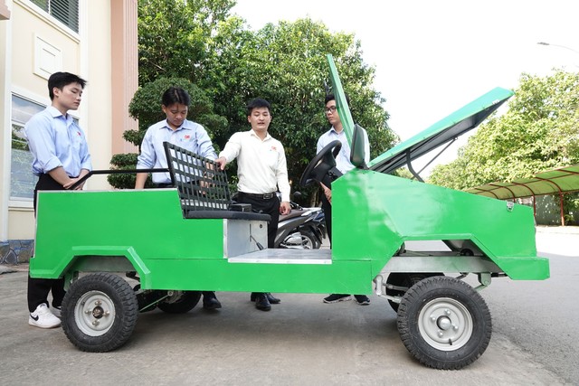 Sinh viên miền Tây chế tạo ô tô điện nhiều tiện ích - Ảnh 1.