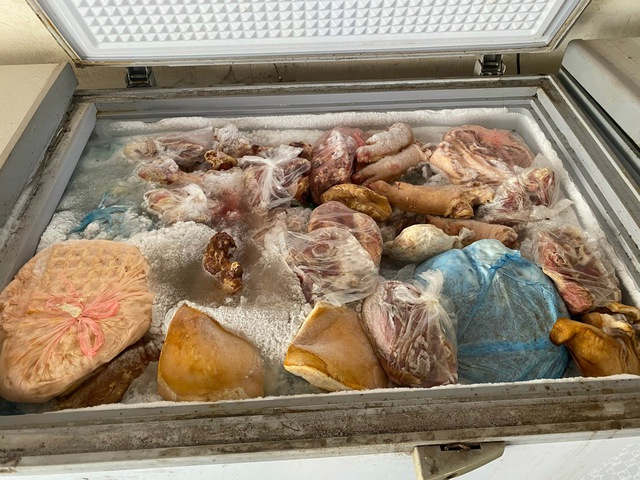 Kinh hoàng kho thịt lợn ôi thiu chờ tiêu thụ ở chợ Đồng Quang, Thái Nguyên  - Ảnh 2.