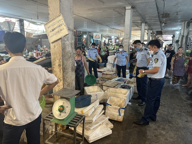 Kinh hoàng kho thịt lợn ôi thiu chờ tiêu thụ ở chợ Đồng Quang, Thái Nguyên  - Ảnh 4.