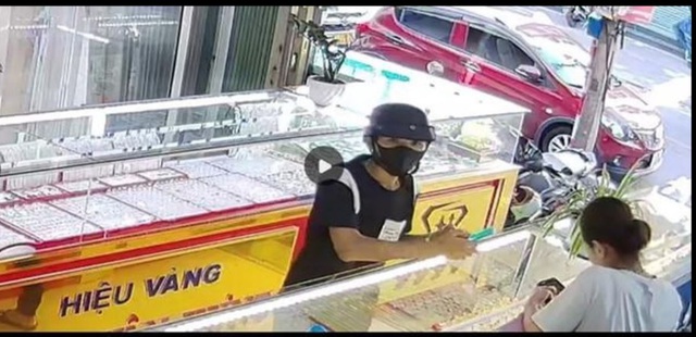 Thưởng nóng công an phường bắt đối tượng cướp tiệm vàng giữa trung tâm Đà Nẵng   - Ảnh 1.