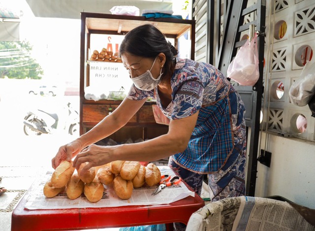 Tiệm bánh mỳ nức tiếng Quảng Trị, tồn tại 30 năm nhưng chỉ bán 2 tiếng/ngày - Ảnh 6.