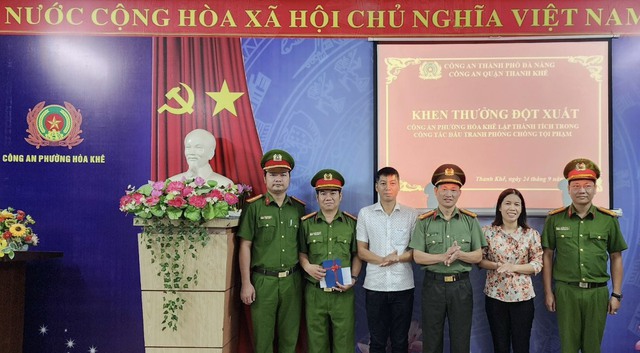 Thưởng nóng công an phường bắt đối tượng cướp tiệm vàng giữa trung tâm Đà Nẵng   - Ảnh 3.