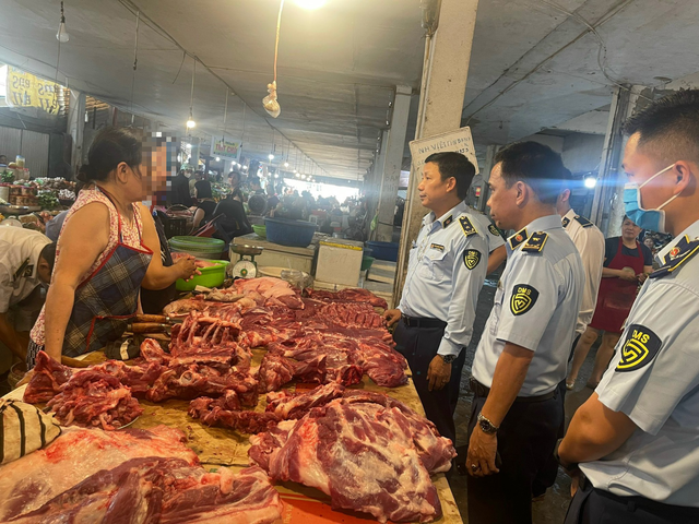 Kinh hoàng kho thịt lợn ôi thiu chờ tiêu thụ ở chợ Đồng Quang, Thái Nguyên  - Ảnh 1.