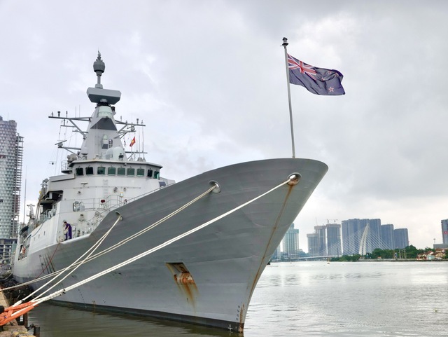 Lần đầu tiên hai tàu hải quân New Zealand thăm Việt Nam - Ảnh 1.