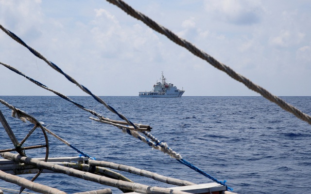 Philippines tố hải cảnh Trung Quốc lập ‘hàng rào nổi’ tại một bãi cạn ở Biển Đông - Ảnh 1.