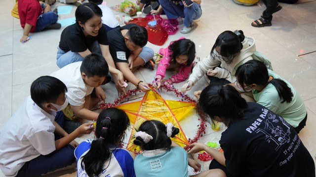 'Chuyện trăng non': Để trẻ em mồ côi luôn cảm nhận được tình yêu thương - Ảnh 1.