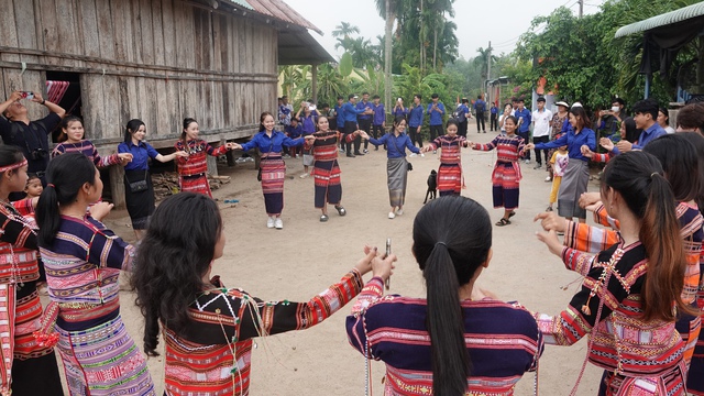 Đoàn viên, thanh niên Việt Nam và Lào giao lưu văn hóa, thể thao  - Ảnh 1.