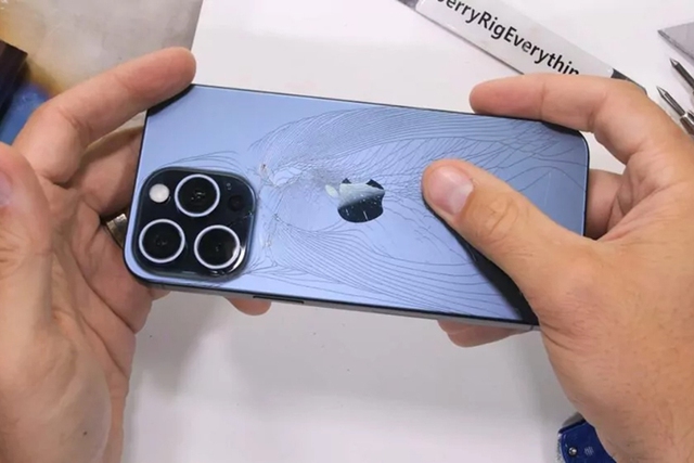 Khung titan 'siêu bền' của iPhone 15 Pro gây thất vọng - Ảnh 2.