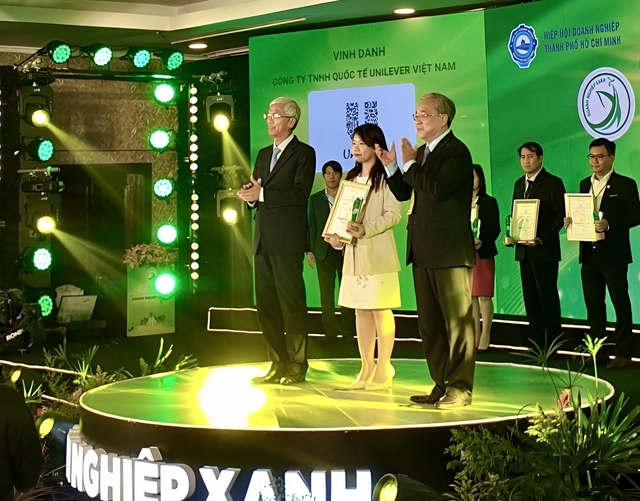 Tháng 9.2023 vừa qua, Unilever Việt Nam được TP.HCM vinh danh cho những nỗ lực đầu tư đổi mới công nghệ, áp dụng tiêu chí xanh trong sản xuất kinh doanh (Ảnh: Unilever)