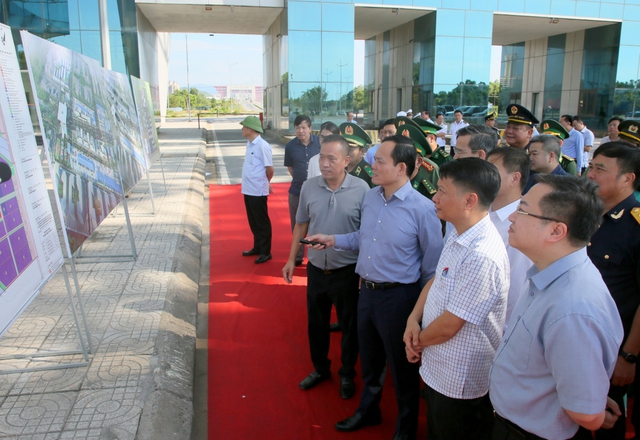 Phó thủ tướng Trần Lưu Quang kiểm tra công tác chống buôn lậu tại Quảng Ninh  - Ảnh 2.
