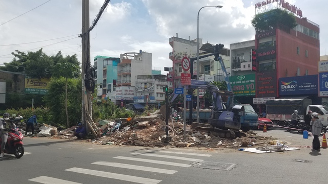 Tháo dỡ căn nhà nằm giữa giao lộ ở Q.Tân Phú suốt chục năm qua - Ảnh 2.