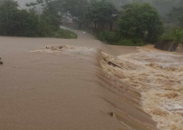 Mưa lớn kèm lốc xoáy, nhiều địa phương tại Quảng Bình, Quảng Trị bị ảnh hưởng - Ảnh 3.
