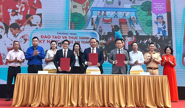 Honda Việt Nam tặng 2 triệu mũ bảo hiểm cho học sinh lớp 1 trên toàn quốc - Ảnh 1.