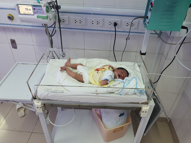 Bé trai sơ sinh bị bỏ rơi tại Bệnh viện Đa khoa tỉnh Quảng Trị - Ảnh 1.