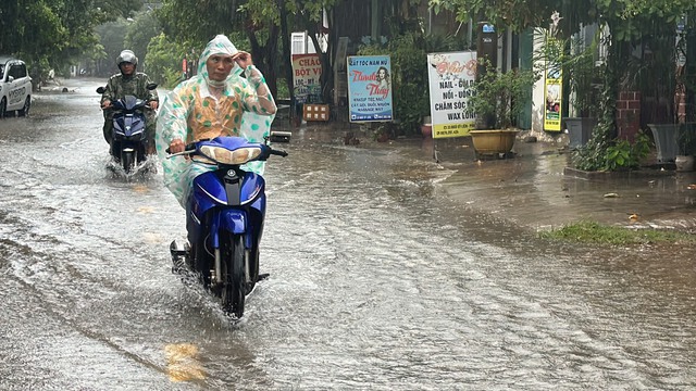 Quảng Trị: Mưa lớn, nhiều tuyến đường tại TP.Đông Hà bị cản trở do ngập úng - Ảnh 5.