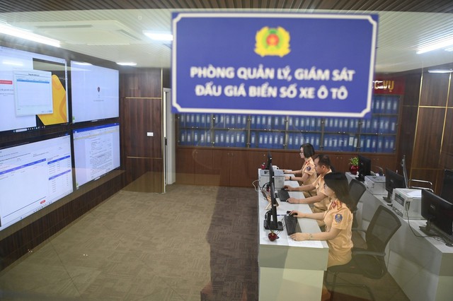 Đấu giá biển số: Biển 'ngũ quý' giá chỉ 145 triệu đồng - Ảnh 2.