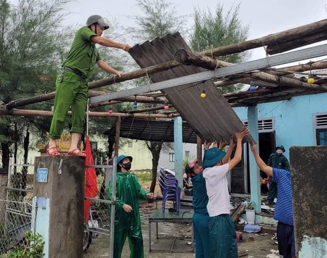 Mưa lớn kèm lốc xoáy, nhiều địa phương tại Quảng Bình, Quảng Trị bị ảnh hưởng - Ảnh 2.