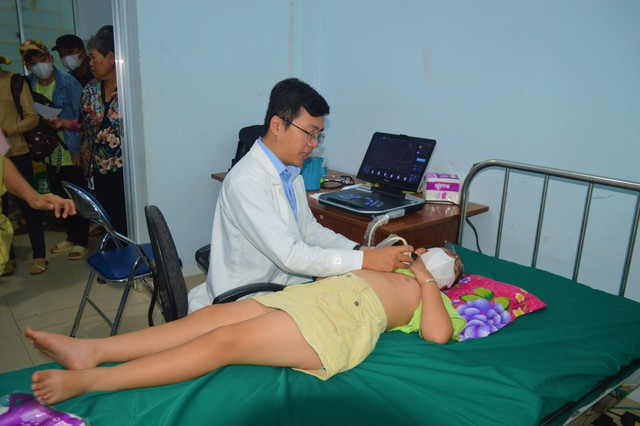 Ninh Hòa khám và tầm soát bệnh tim bẩm sinh cho trẻ em nghèo - Ảnh 2.