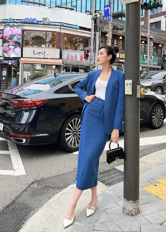 Cứ blazer, vest phối chân váy khi không biết mặc gì - Ảnh 2.