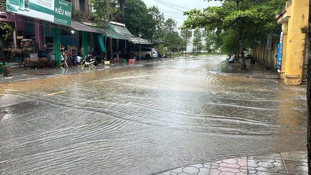 Quảng Trị: Mưa lớn, nhiều tuyến đường tại TP.Đông Hà bị cản trở do ngập úng - Ảnh 3.