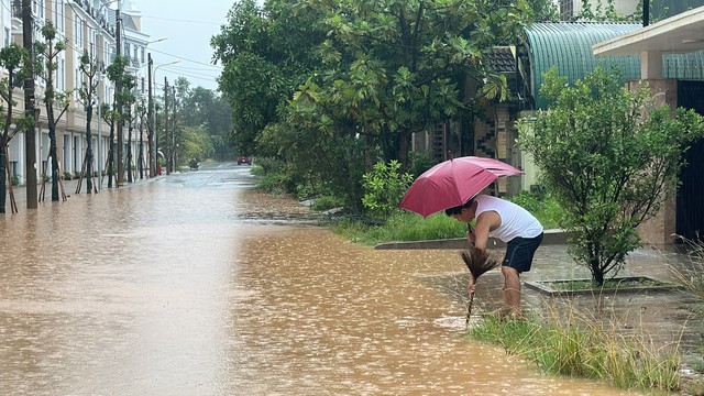 Quảng Trị: Mưa lớn, nhiều tuyến đường tại TP.Đông Hà bị cản trở do ngập úng - Ảnh 2.