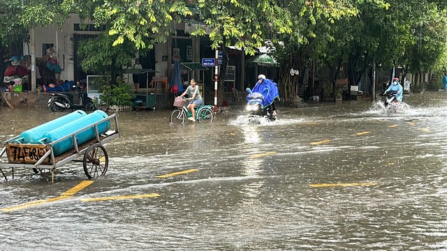 Quảng Trị: Mưa lớn, nhiều tuyến đường tại TP.Đông Hà bị cản trở do ngập úng - Ảnh 6.
