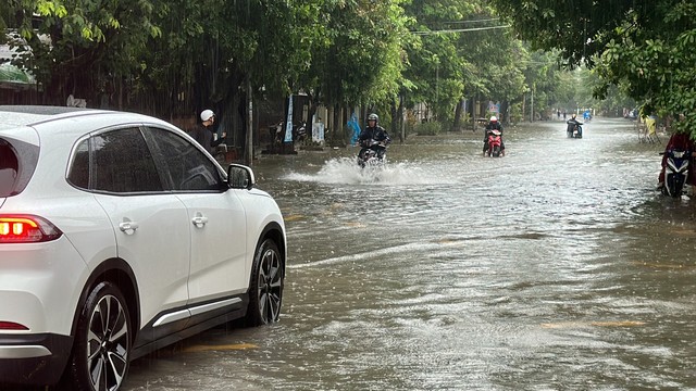 Quảng Trị: Mưa lớn, nhiều tuyến đường tại TP.Đông Hà bị cản trở do ngập úng - Ảnh 1.