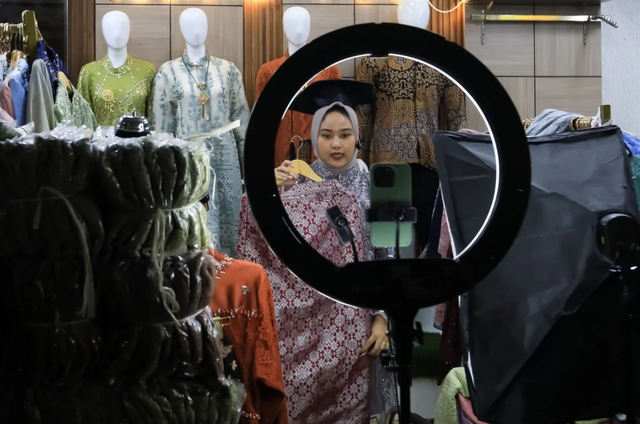 Bùng nổ bán hàng qua TikTok, Indonesia tìm cách bảo vệ tiểu thương - Ảnh 1.