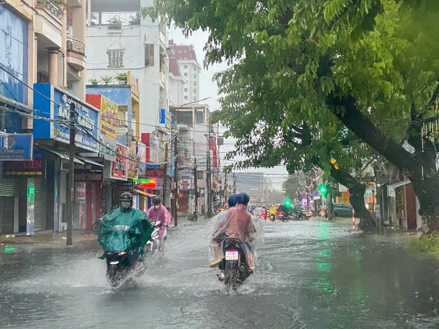 Đà Nẵng: Mưa lớn khiến đường phố ngập cục bộ, người dân khổ sở di chuyển - Ảnh 4.