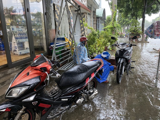 Đà Nẵng: Mưa lớn khiến đường phố ngập cục bộ, người dân khổ sở di chuyển - Ảnh 11.