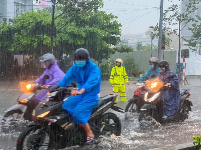 Đà Nẵng: Mưa lớn khiến đường phố ngập cục bộ, người dân khổ sở di chuyển - Ảnh 7.