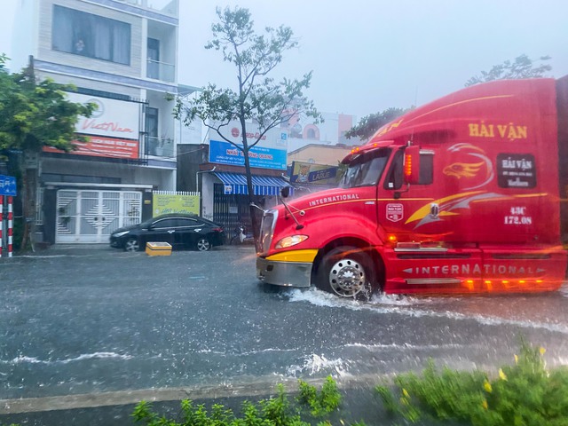 Đà Nẵng: Mưa lớn khiến đường phố ngập cục bộ, người dân khổ sở di chuyển - Ảnh 5.