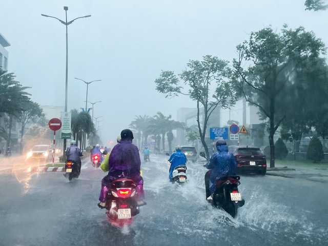 Đà Nẵng: Mưa lớn khiến đường phố ngập cục bộ, người dân khổ sở di chuyển - Ảnh 2.