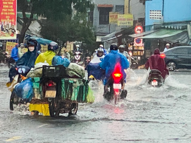 Đà Nẵng: Mưa lớn khiến đường phố ngập cục bộ, người dân khổ sở di chuyển - Ảnh 8.