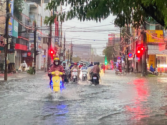 Đà Nẵng: Mưa lớn khiến đường phố ngập cục bộ, người dân khổ sở di chuyển - Ảnh 1.