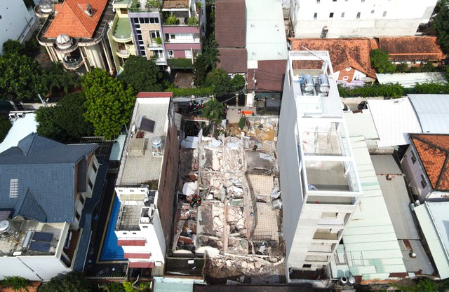 Vụ sập nhà 4 tầng ở Bình Thạnh: Nhà hàng xóm cũng đang bị nghiêng - Ảnh 1.