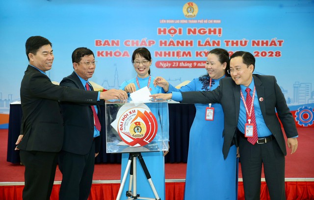 Bà Trần Thị Diệu Thúy tái đắc cử chức Chủ tịch Liên đoàn Lao động TP.HCM - Ảnh 2.