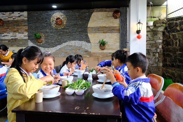 Nhiều em học sinh nghèo ở Đắk Nông vui mừng được ăn phở, tặng quà Trung thu  - Ảnh 2.