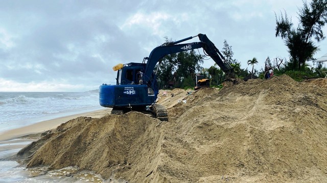 Người dân Quảng Nam đội mưa lớn 'vá' bờ biển Hội An trước nguy cơ sạt lở - Ảnh 2.